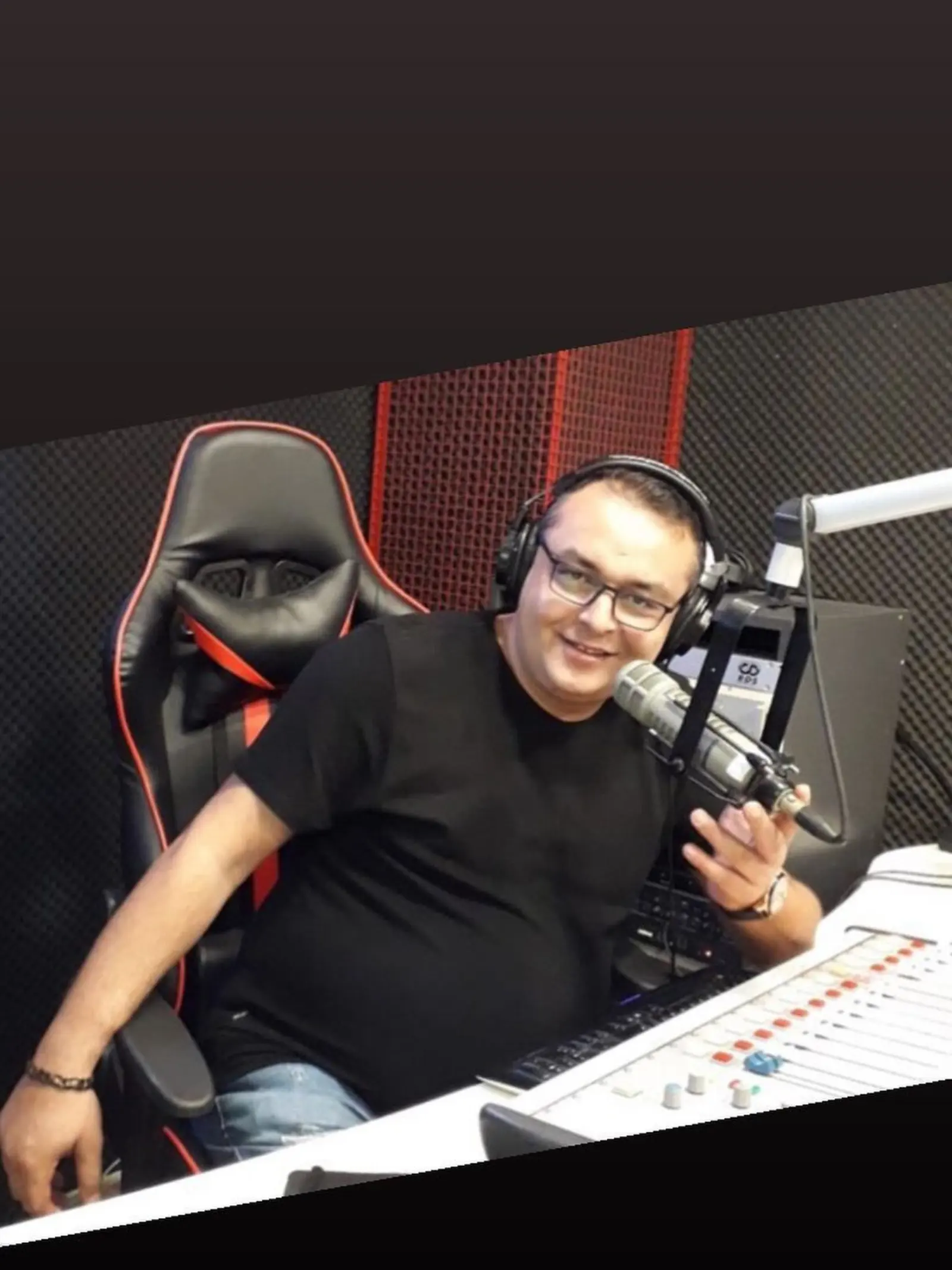 Kulaklık ve mikrofonla radyo stüdyosunda
