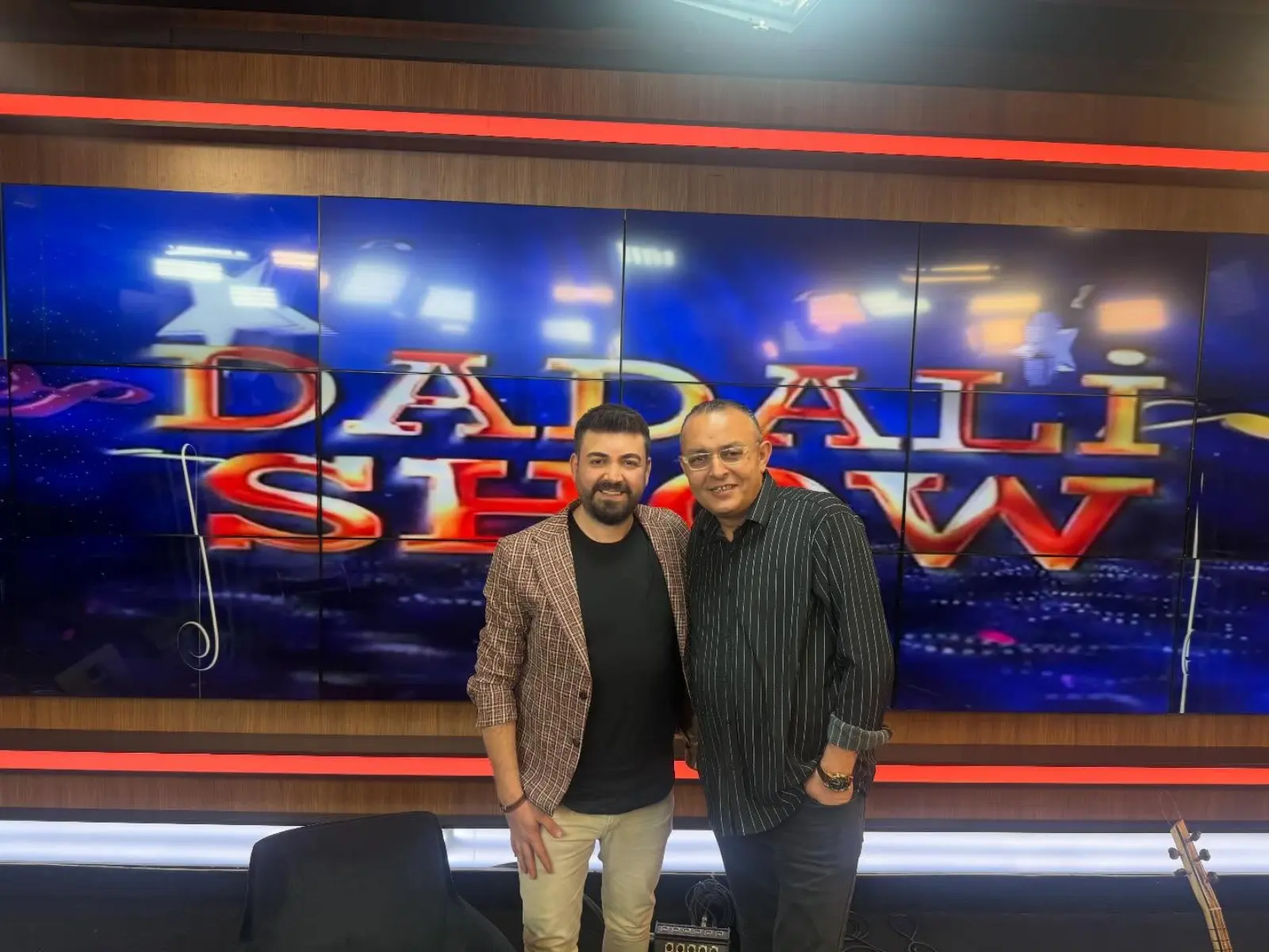 Arkasında dev Dadali Show logolu LED duvar, konuğu Yahya Deniz ile