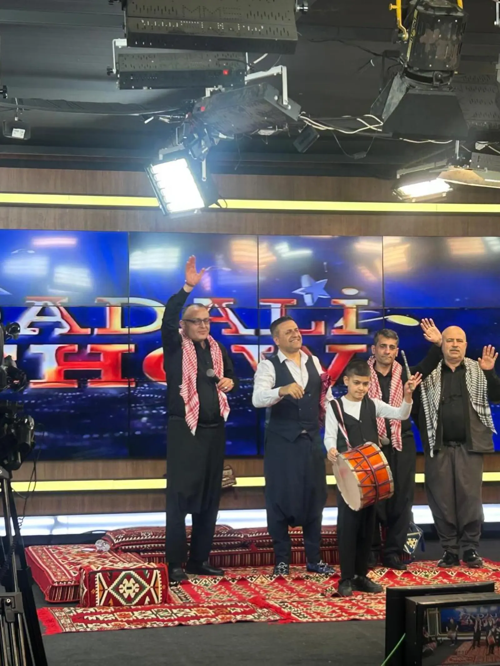 Anadolu Dernek TV'de sıra gecesi ekibi el sallıyor