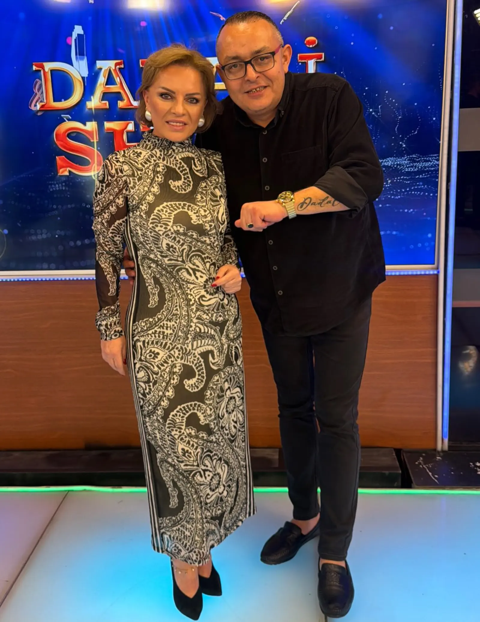 Türkü Çevik ile Dadali Show setinin önünde