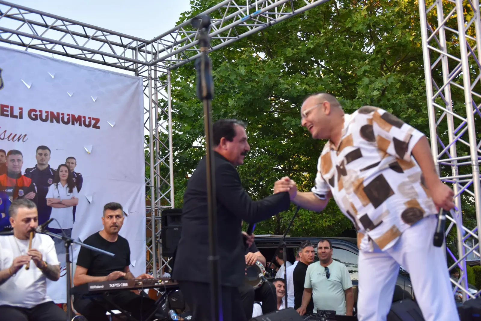 Açık hava konser sahnesinde sanatçıyla tokalaşma