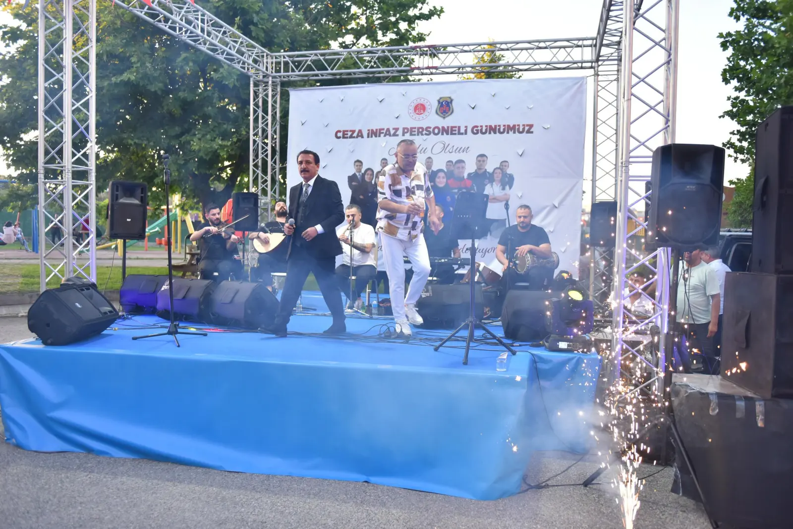 Konserde sahne önünde halay çeken kalabalık