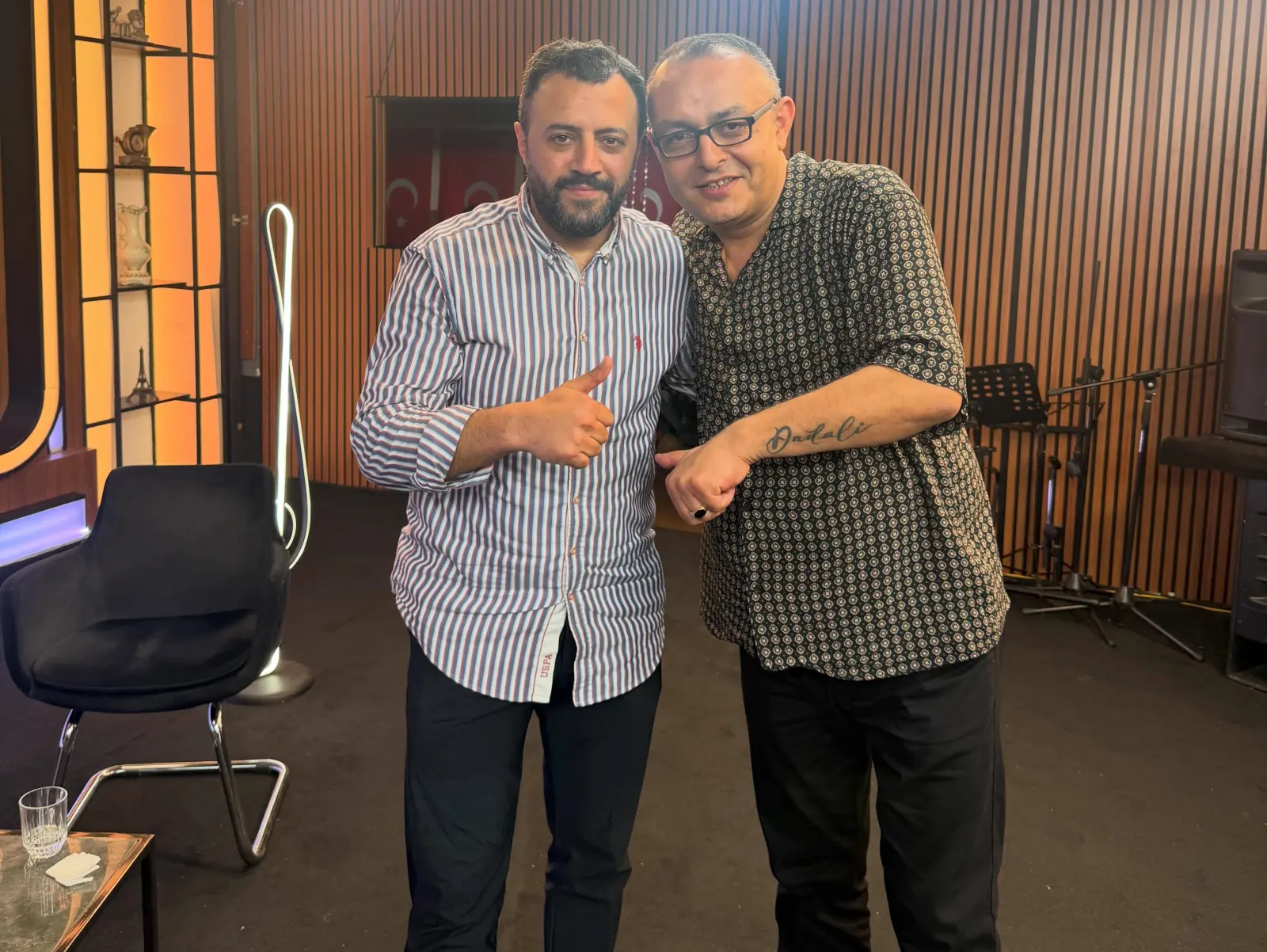 Sezon finalinde TV setinde geniş grup